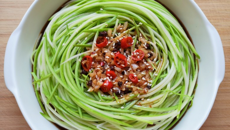 凉拌西葫芦,撒上<a style='color:red;display:inline-block;' href='/shicai/ 141911'>熟白芝麻</a>,搅拌一下就可以吃啦!