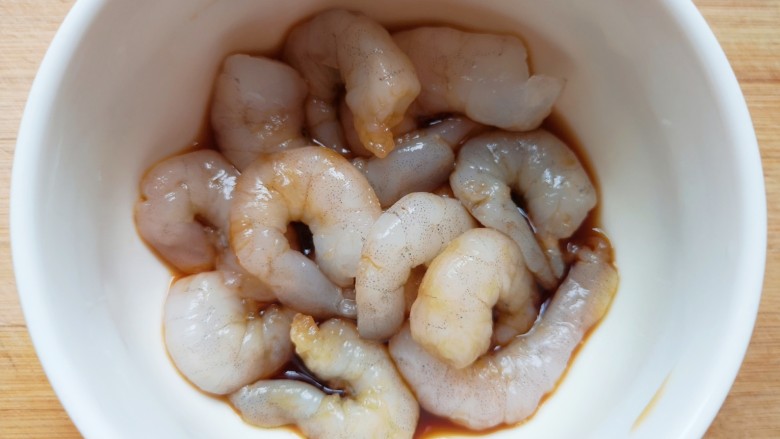 什锦虾仁,加入一小勺轻盐酱油和一小勺<a style='color:red;display:inline-block;' href='/shicai/ 718'>料酒</a>,搅拌均匀腌制10分钟左右。