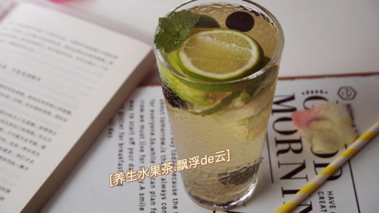 ㊙自制水果茶.清爽酸甜.夏季必备,天气炎热时可加入适量的冰块。