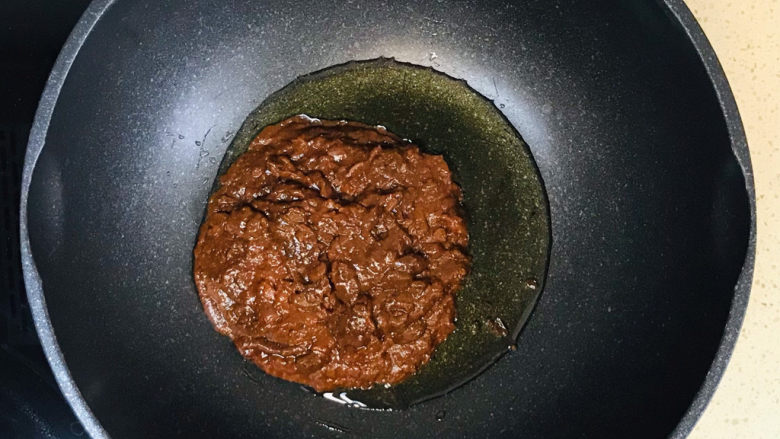 老干妈辣酱,转慢火,煸炒豆瓣酱