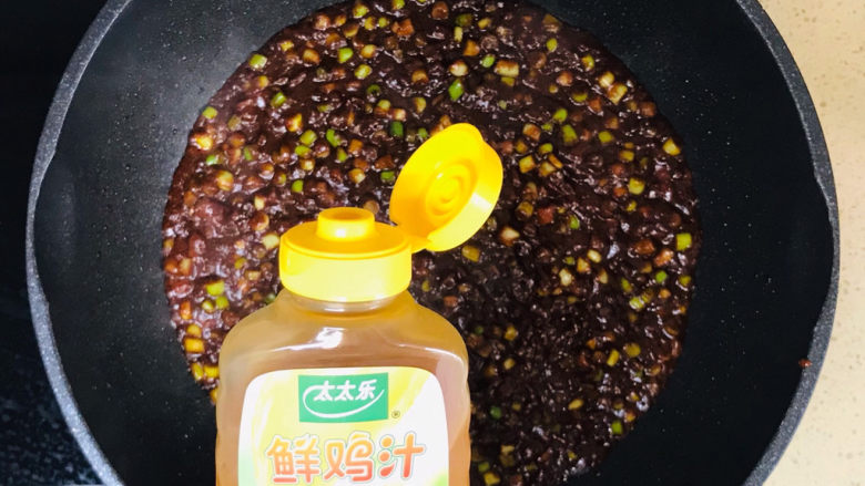老干妈辣酱,淋入鲜鸡汁,如果没有鲜鸡汁,可以换为鸡精