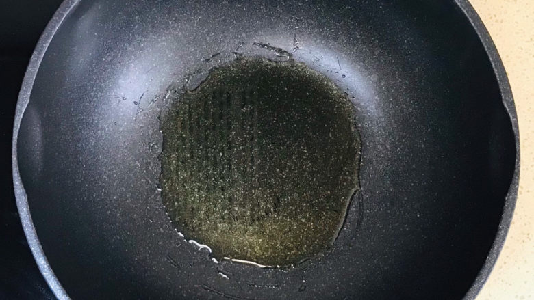 老干妈辣酱,起油锅,多加一些油,烧热