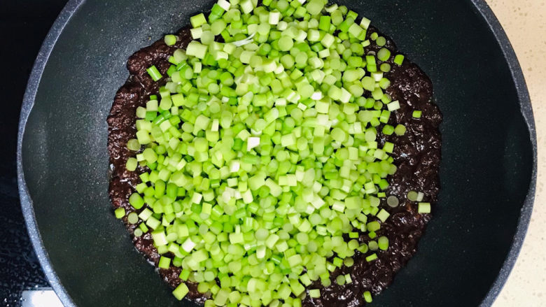 老干妈辣酱,转大火,不断翻炒均匀,一直翻炒蒜苔下水,继续翻炒至水分收干