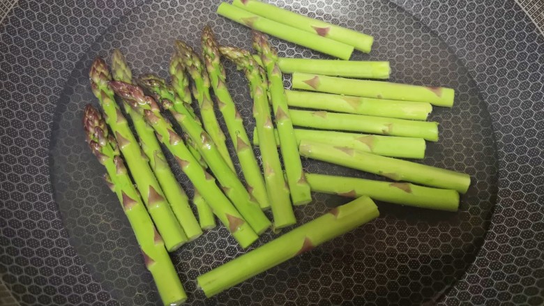 凉拌芦笋,锅里放水烧开,加入少许盐和食用油,下入芦笋焯水3分钟。