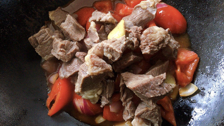 西红柿炖牛肉,将牛腩肉加入其中,再加适量清水