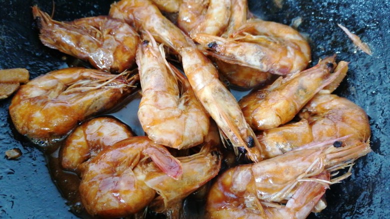 糖醋虾,炖至虾入味上色即可出锅