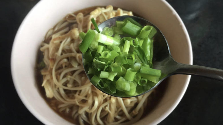 锡纸金针菇,烤好了,撒上葱花