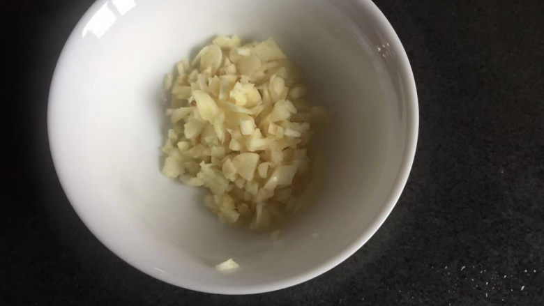 锡纸金针菇,放进小碗里,准备调料汁
