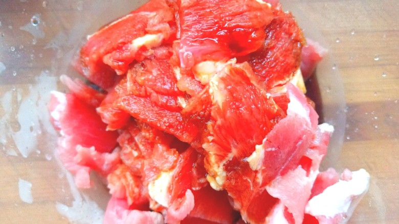 葱爆牛肉,装入碗中倒入<a style='color:red;display:inline-block;' href='/shicai/ 718'>料酒</a>，<a style='color:red;display:inline-block;' href='/shicai/ 788'>生抽</a>，