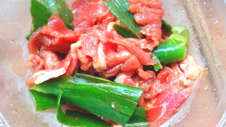 葱爆牛肉,加入葱姜,香油搅拌均匀,腌制10分钟