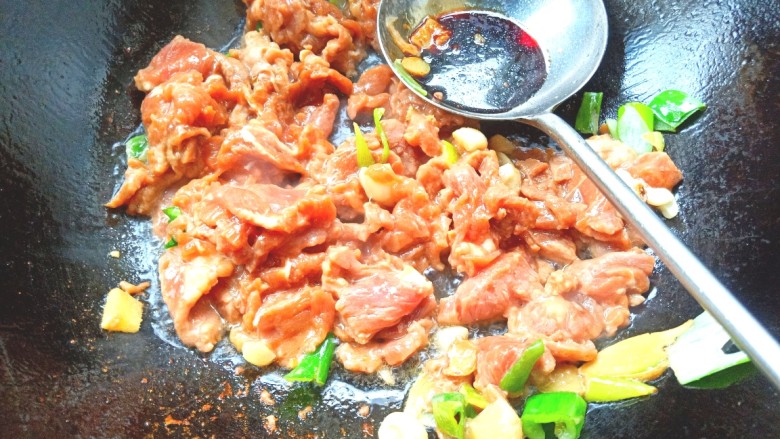 葱爆牛肉,加入料酒,耗油,生抽翻炒均匀