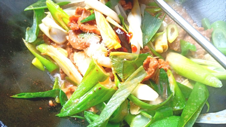葱爆牛肉,加入盐,<a style='color:red;display:inline-block;' href='/shicai/ 717'>味精</a>翻炒均匀即可