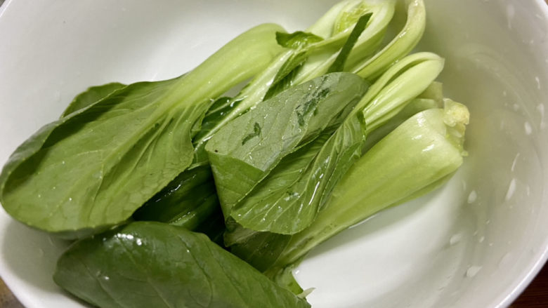 番茄米线➕番茄肉末汤米线,青菜清洗,纵切两半,