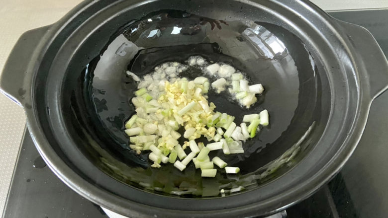 番茄米线➕番茄肉末汤米线,热锅冷油,下葱白姜末蒜末小火煸香