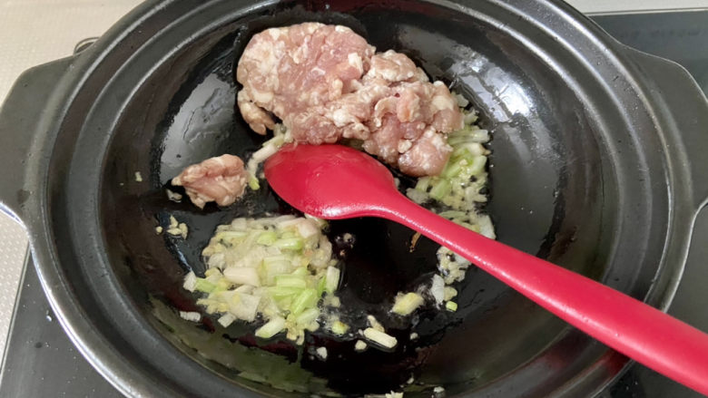 番茄米线➕番茄肉末汤米线,下肉末,中小火炒散煸炒出油