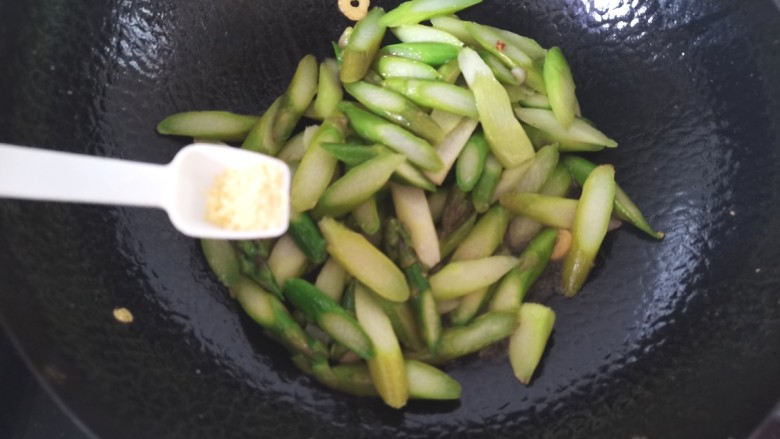 芦笋炒鸡蛋,加入味精