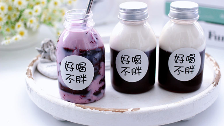 桑葚柠檬冻撞奶,凉至60度左右的时候,倒入自己喜欢的容器里放置凝固,倒入<a style='color:red;display:inline-block;' href='/shicai/ 219'>牛奶</a>撞碎即可开喝吧。