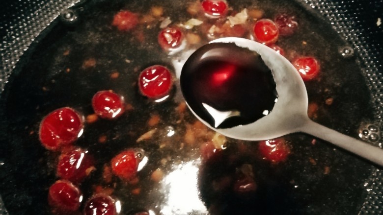 酸汤米线,加入适合自己量的清水烧开,加入<a style='color:red;display:inline-block;' href='/shicai/ 692'>酱油</a>提味。