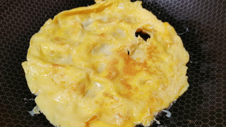 西葫芦炒鸡蛋,煎至底部凝固后,翻个面继续煎