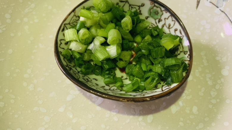 西葫芦炒鸡蛋,葱切粒,待用