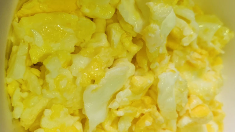 西葫芦炒鸡蛋,炒好的鸡蛋,盛碗里,待用