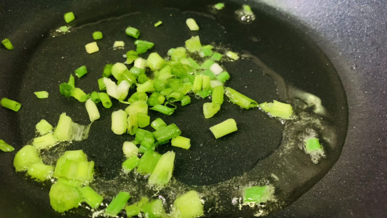 西葫芦炒鸡蛋,锅加食用油,热锅,撒葱,大火炒香葱白