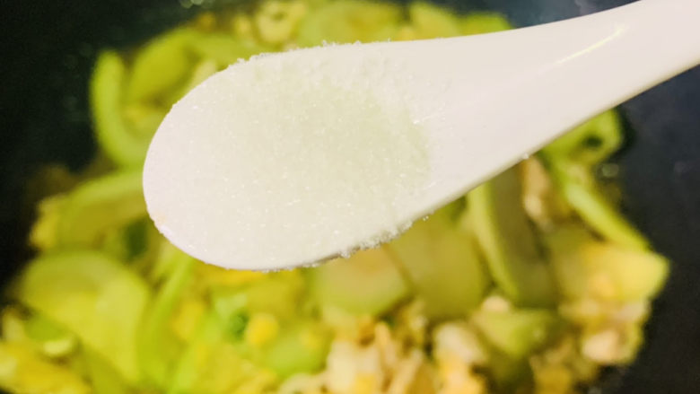 西葫芦炒鸡蛋,撒少许盐,翻炒均匀所有调料