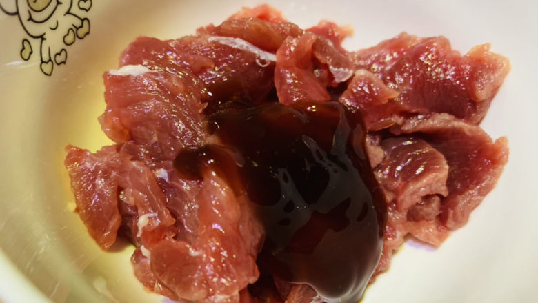 葱爆牛肉,牛肉装碗里,加<a style='color:red;display:inline-block;' href='/shicai/ 721'>蚝油</a>