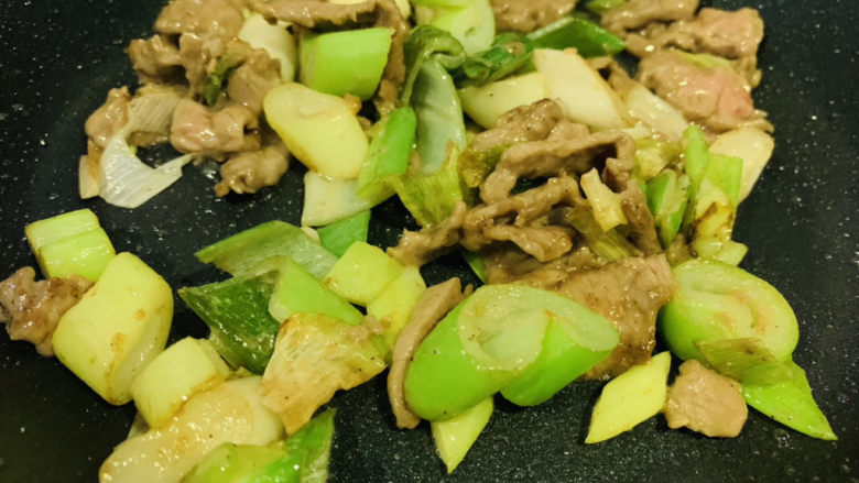 葱爆牛肉,迅速起锅,装盘