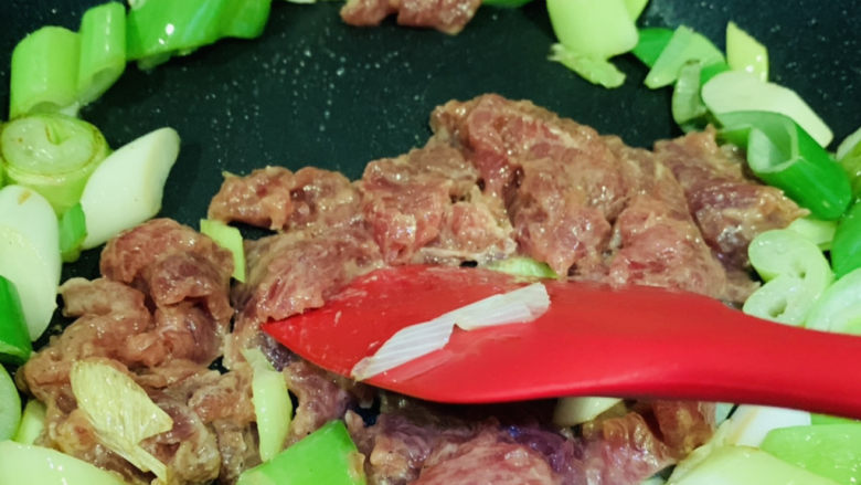 葱爆牛肉,大火,快速翻炒