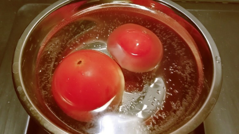 番茄米线,<a style='color:red;display:inline-block;' href='/shicai/ 59'>番茄</a>放入开水中汆烫,易于剥皮。