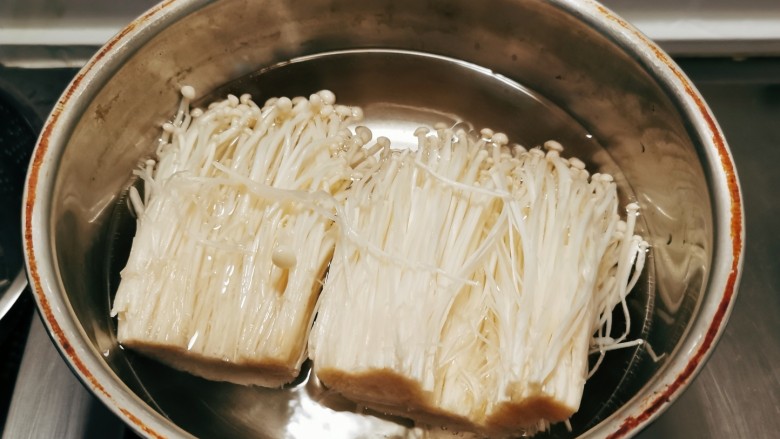 锡纸金针菇,<a style='color:red;display:inline-block;' href='/shicai/ 234'>金针菇</a>去掉根部,放入开水中汆烫。