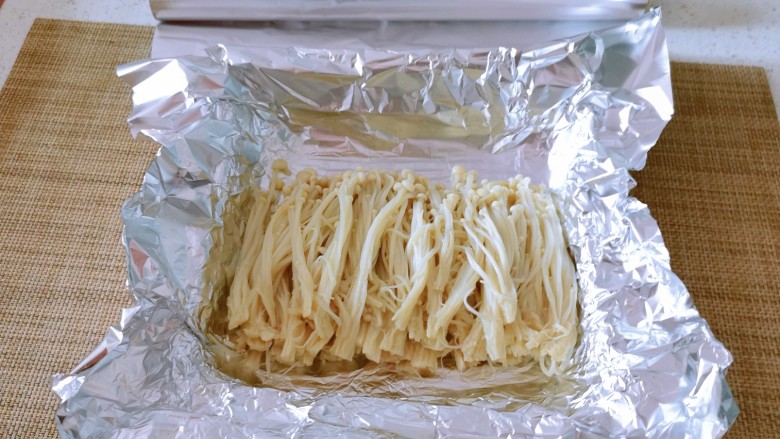 锡纸金针菇,烤盘上铺好锡纸,码放金针菇。