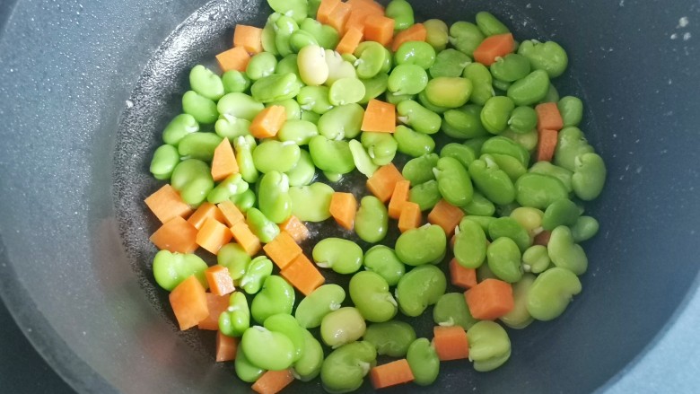 蚕豆炒鸡蛋,另起锅热油,放入蚕豆,胡萝卜翻炒1分钟,