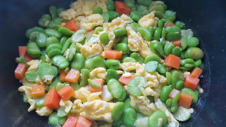 蚕豆炒鸡蛋,翻炒均匀,