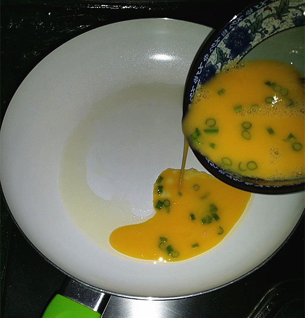 黄瓜炒木耳,锅热倒油,倒入蛋液