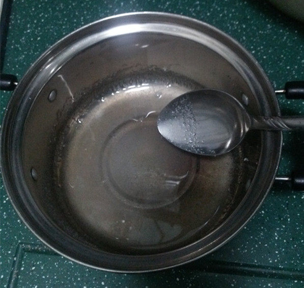 牛奶鸡蛋布丁,先来准备焦糖水:奶锅中放入8克清水,20克<a style='color:red;display:inline-block;' href='/shicai/ 3729'>白糖</a>,搅拌均匀
