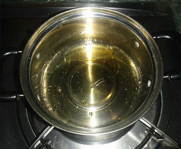 牛奶鸡蛋布丁,小火加热至白糖融化、起泡,出现微微焦黄时关火