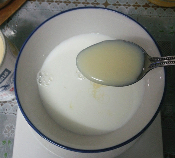 牛奶鸡蛋布丁,另准备一个小碗,加入牛奶和<a style='color:red;display:inline-block;' href='/shicai/ 893'>炼乳</a>,搅拌均匀