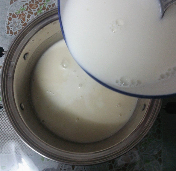 牛奶鸡蛋布丁,再倒入焦糖奶油液中,搅拌均匀