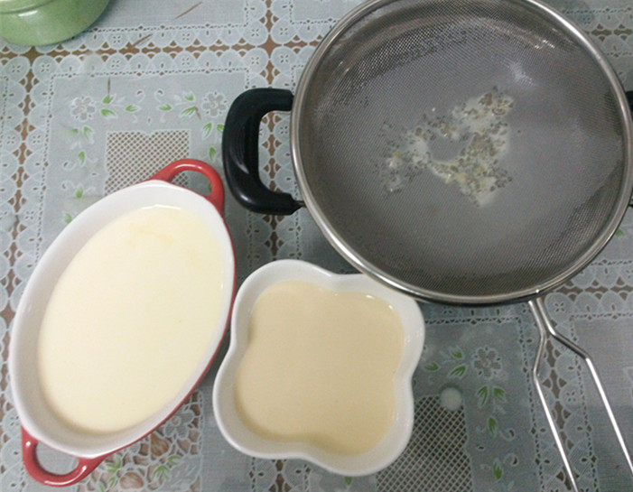 牛奶鸡蛋布丁,用筛网过滤到烤碗中,我过筛了二遍,同时预热烤箱:155度,上下火