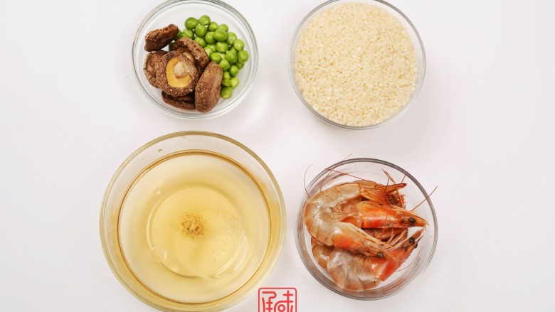 这样的鲜虾蒸饭，你绝对没有吃过,1、首先我们先准备下食材，<a style='color:red;display:inline-block;' href='/shicai/ 456'>青豆</a>、<a style='color:red;display:inline-block;' href='/shicai/ 230'>香菇</a>或松茸、<a style='color:red;display:inline-block;' href='/shicai/ 492'>大米</a>、<a style='color:red;display:inline-block;' href='/shicai/ 93'>鸡汤</a>、<a style='color:red;display:inline-block;' href='/shicai/ 301'>鲜虾</a>。<a style='color:red;display:inline-block;' href='/shicai/ 230'>香菇</a>切成小段，<a style='color:red;display:inline-block;' href='/shicai/ 301'>鲜虾</a>去黑线并去头去皮留尾，<a style='color:red;display:inline-block;' href='/shicai/ 456'>青豆</a>清洗干净。