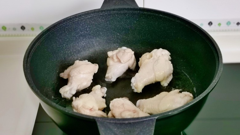 香菇炖鸡腿,起油锅,加入鸡腿小火煎至。