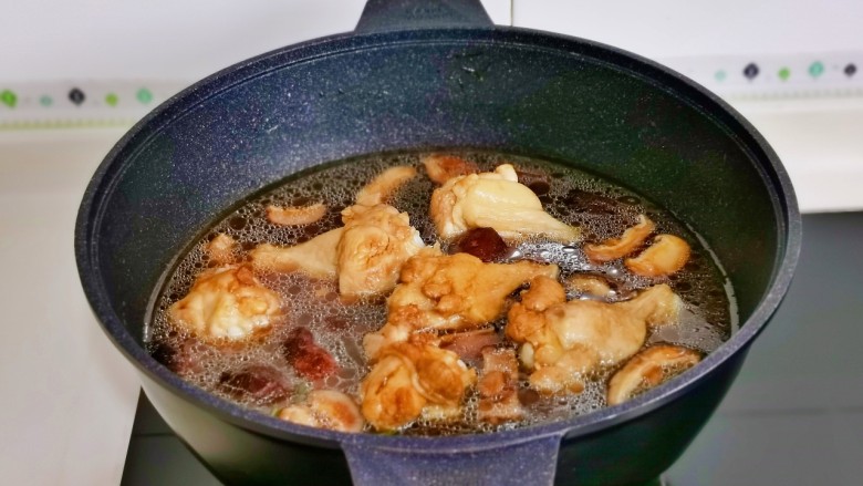 香菇炖鸡腿,加入纯净水,没过食材为佳。