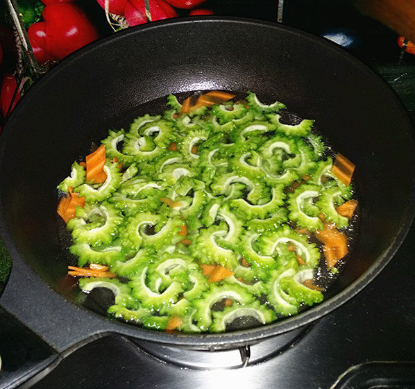 清炒苦瓜,放入苦瓜和胡萝卜,焯烫片刻至变色