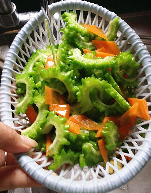 清炒苦瓜,捞出,过凉后控干水分