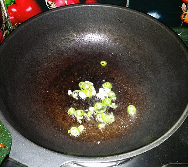 清炒苦瓜,炒锅烧热,倒油,下一半葱花和蒜末爆香