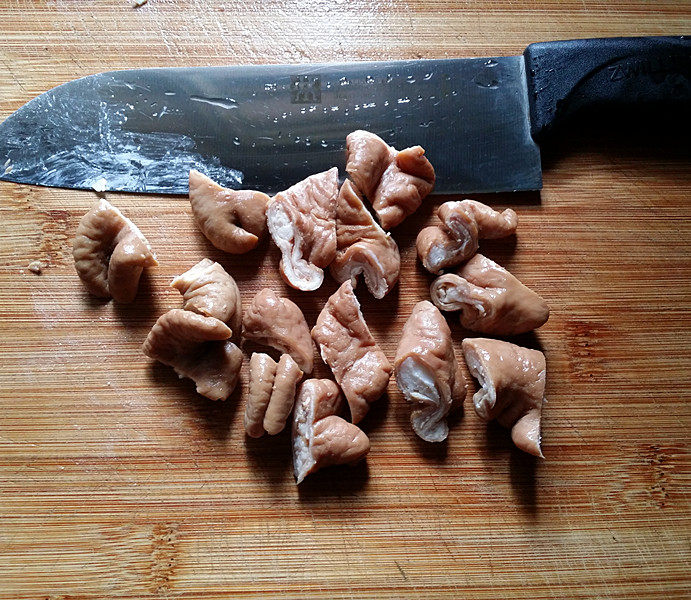 肥肠炖豆腐,熟肥肠,改刀切小块,备用:这是买来的熟肥肠,回来又煮了一下,吃的更放心