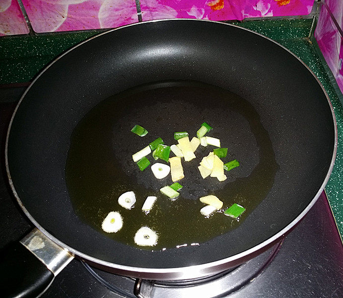 肥肠炖豆腐,不粘锅中倒入<a style='color:red;display:inline-block;' href='/shicai/ 848'>菜籽油</a>,先下葱姜蒜爆香后,再放入杭椒,煸炒断生后,盛出备用
