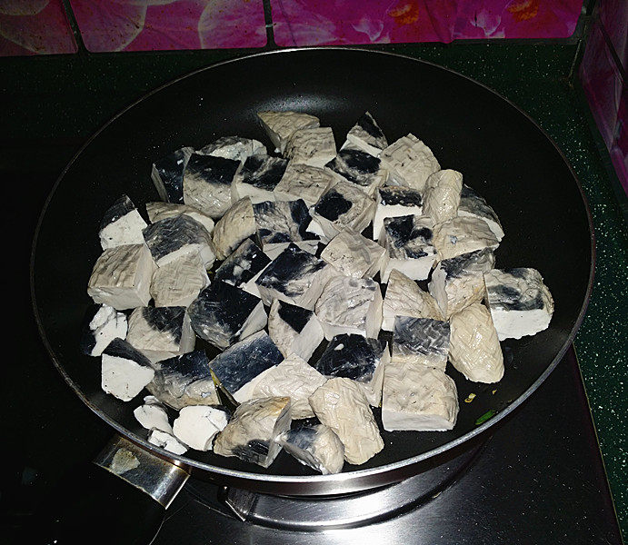 肥肠炖豆腐,锅中留底油,放入臭豆腐